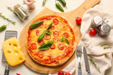 Lezzetli pizzalı pano, yakın plan.