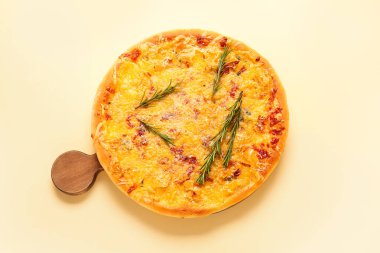 Hafif arka planda lezzetli pizzalı pano