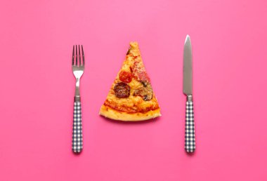 Renkli arkaplanda lezzetli pizzayla kompozisyon