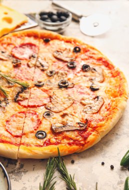 Grunge arka planında lezzetli pizza.