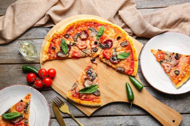 Ahşap zemin üzerinde lezzetli pizzalar olan tahta.