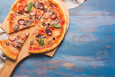 Ahşap arka planda lezzetli pizzalı pano