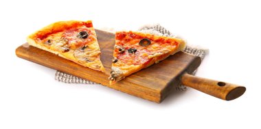 Beyaz arka planda lezzetli pizza parçaları olan tahta