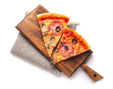 Beyaz arka planda lezzetli pizza parçaları olan tahta