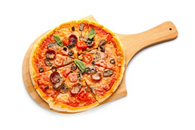 Beyaz arka planda lezzetli pizzalı tahta