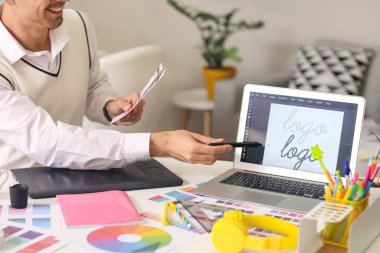 Ofiste çalışan grafik tasarımcısı