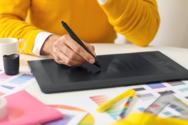 Ofiste çalışan grafik tasarımcısı