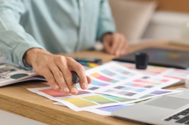 Ofiste çalışan grafik tasarımcısı, yakın plan