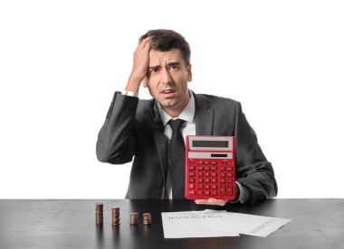 Masadaki stresli iş adamı beyaz arka planda. İflas kavramı