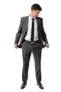 Beyaz arka planda boş cepleri olan bir iş adamı. İflas kavramı