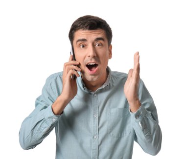 Beyaz arka planda cep telefonuyla konuşan şaşırmış bir adam.