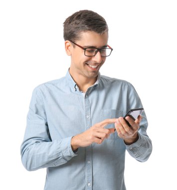 Beyaz arka planda cep telefonu olan genç bir adam.