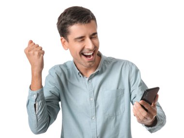 Beyaz arka planda cep telefonu olan mutlu bir adam.