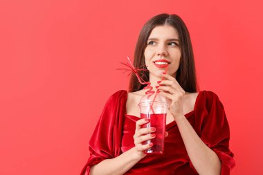 Güzel manikürlü genç bir kadın ve renkli bir içecek.