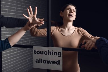 Eller kafesteki genç kadına dokunuyor. Hayvanat bahçesindeki hayvanlara zulüm kavramı