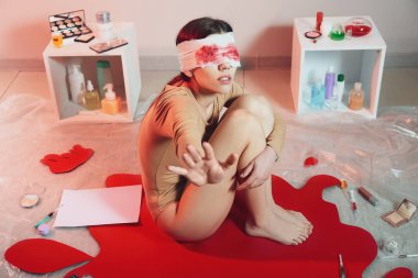 Laboratuvarda kozmetik ürünleri satan genç bir kadın. Hayvan testlerini durdur