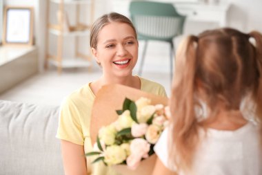 Anneler Günü 'nde evde annesini selamlayan küçük kız.