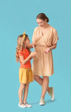 Anneler Günü 'nde renk geçmişine rağmen annesini selamlayan küçük kız.