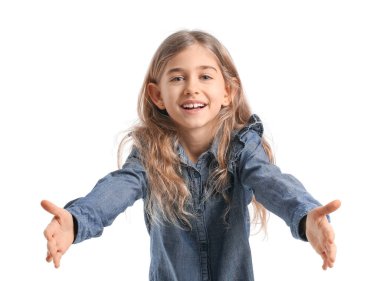 Küçük kız beyaz arka planda sarılmak için kollarını açıyor.