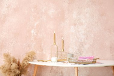 Masada kadın mücevherleri ve moda dergileri olan Aroma mumları var.