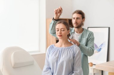 Reiki usta hastayla çalışıyor.