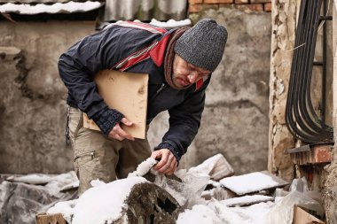 Hurdalıkta zavallı evsiz adam