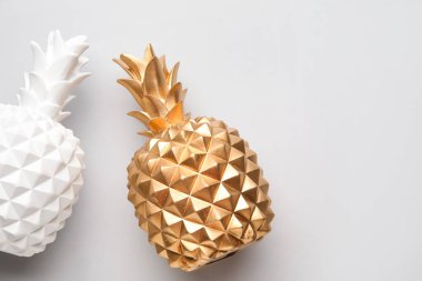 Gri arkaplanda şık ananaslar