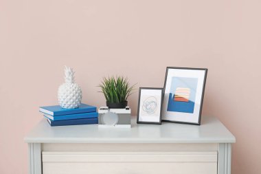 Renk duvarının yanındaki çekmecelerin üstündeki şık dekoru