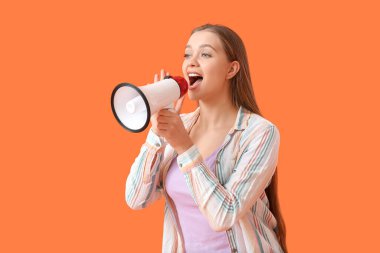 Renkli arka planda megafonu olan genç bir kadın.