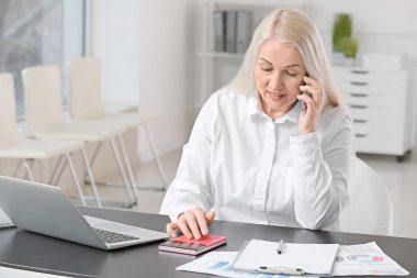 Ofiste çalışan olgun muhasebeci.