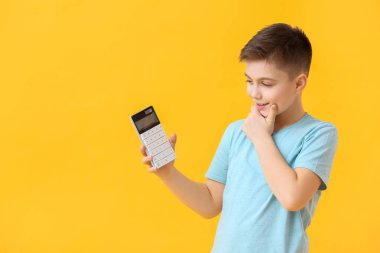 Renk arkaplanında hesap makinesi olan küçük çocuk