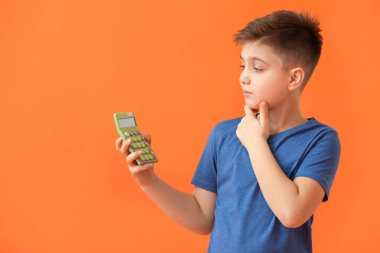 Renk arkaplanında hesap makinesi olan küçük çocuk