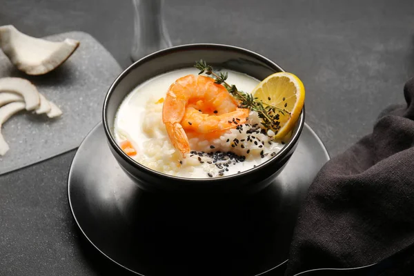 暗い背景にタイ米のスープとボウル — ストック写真
