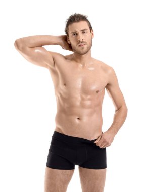 Beyaz arka plandaki seksi genç adam.