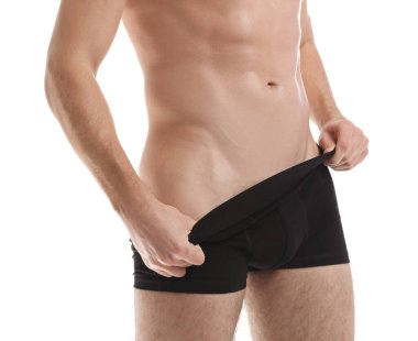 Beyaz arka plandaki seksi genç adam.