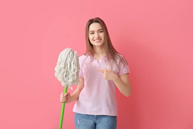 Arka planda yer paspası olan genç bir kadın.