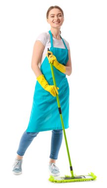 Beyaz arka planda yer paspası olan genç bir kadın.