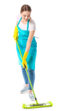 Beyaz arka planda yer paspası olan genç bir kadın.