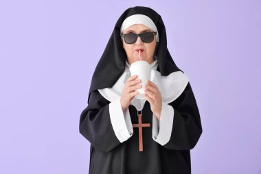 Renkli gazozlu komik yaşlı rahibe.