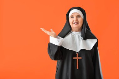 Başrahibe renk geçmişi ile ilgili bir şey gösteriyor.