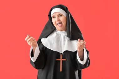 Renkli arka planda komik kıdemli rahibe