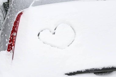 Karla kaplı arabaya kalp çizilmiş, yakın plan.