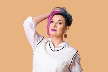 Renkli arka planda abartılı stil sahibi kadın portresi