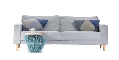 Beyaz arkaplanda şık bir kanepe