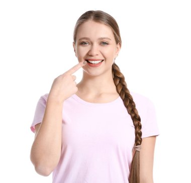 Beyaz arka planda gülümseyen güzel bir genç kadın