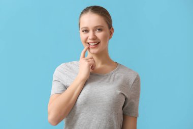 Renkli arka planda gülümseyen güzel genç kadın