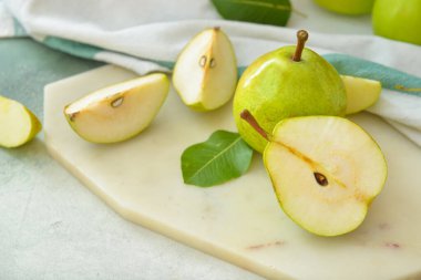 Lezzetli armut meyvesi olan bir masa.