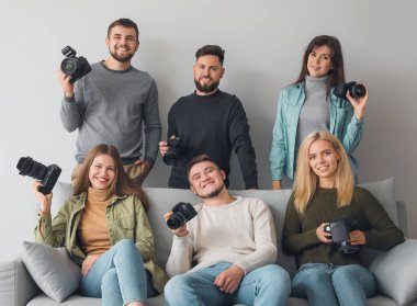 Ders sırasında bir grup genç fotoğrafçı