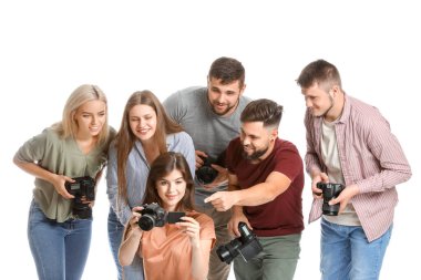 Beyaz arkaplanda bir grup genç fotoğrafçı