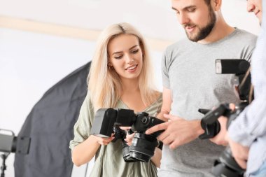 Stüdyoda bir grup genç fotoğrafçı